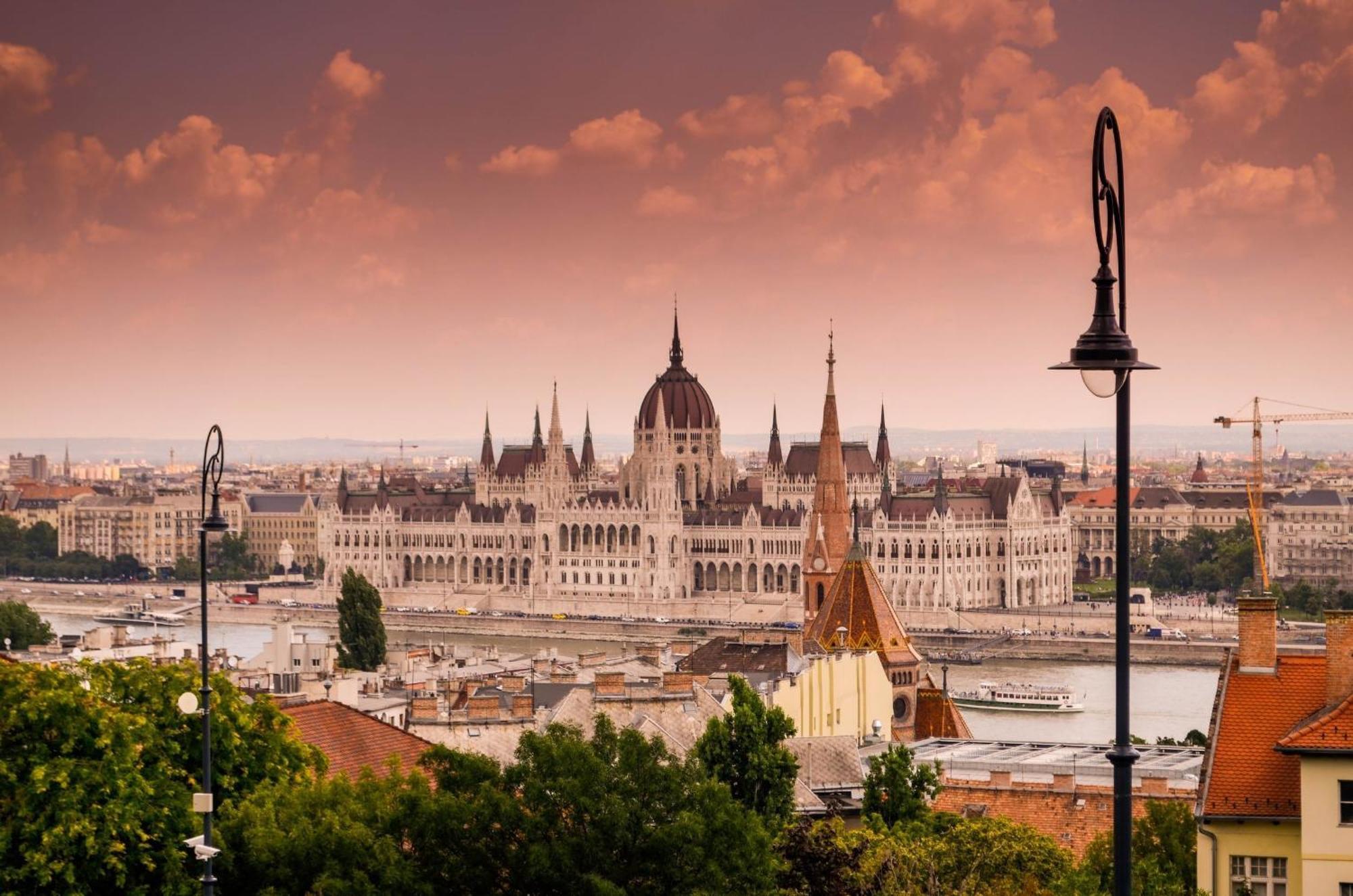 Luxe 2br With View On The St Stephen Road Budapest