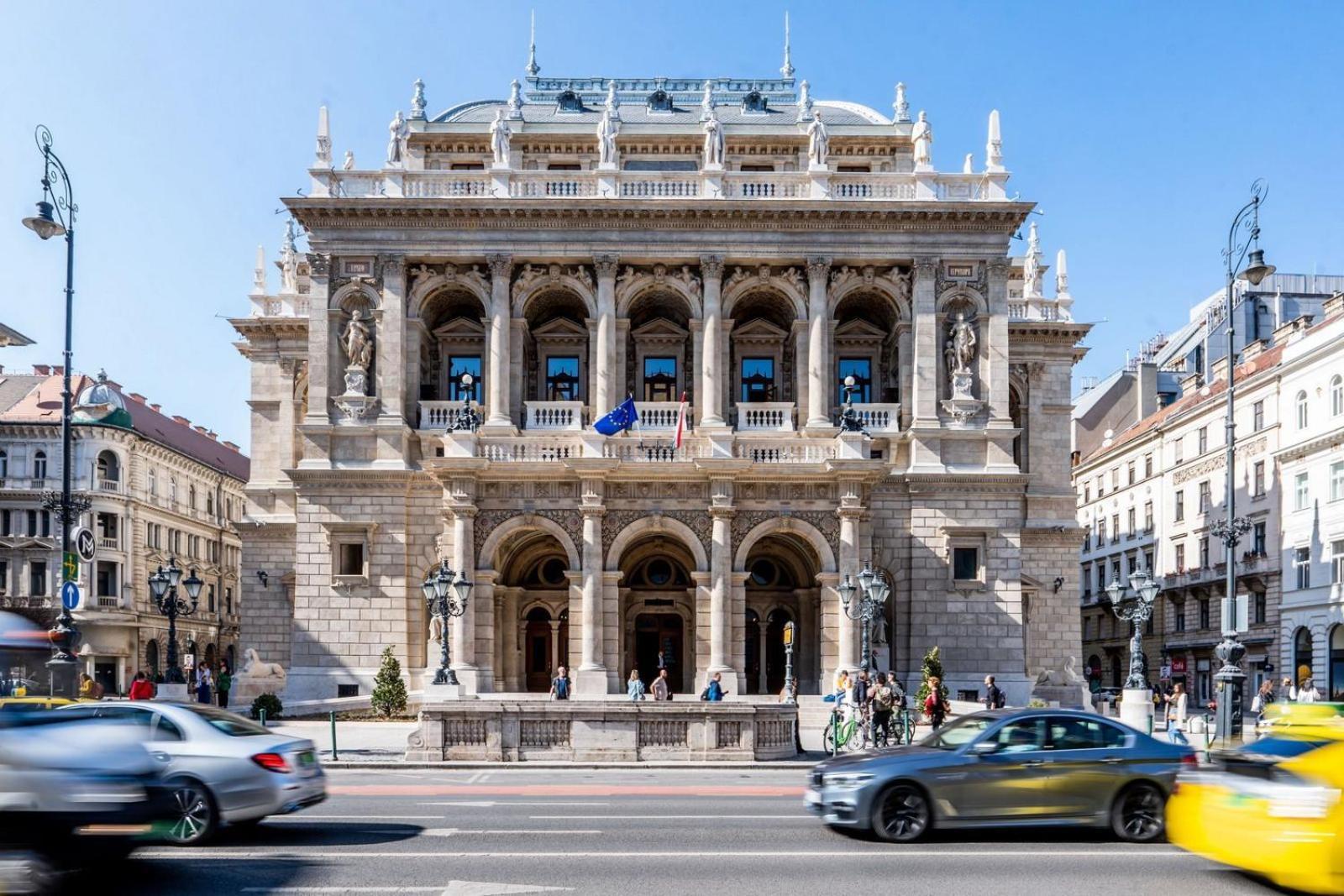 Luxe 2br With View On The St Stephen Road Apartment Budapest