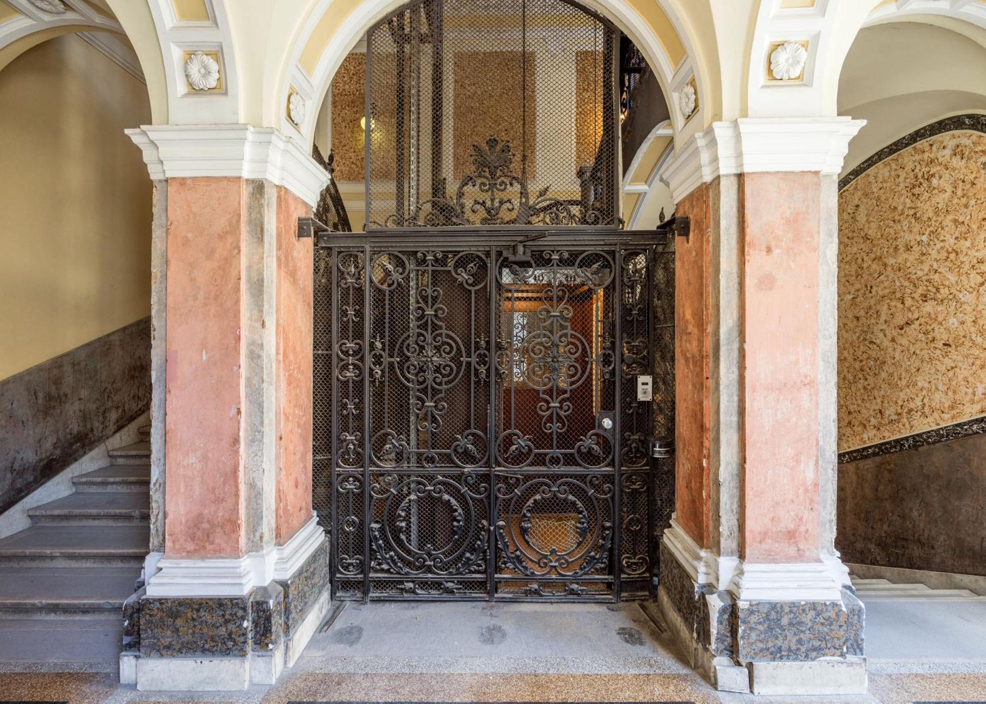 Luxe 2br With View On The St Stephen Road Budapest